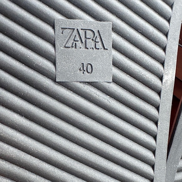 Zara Women's Tan Sandals with Gold Accents - Picture 5 of 9